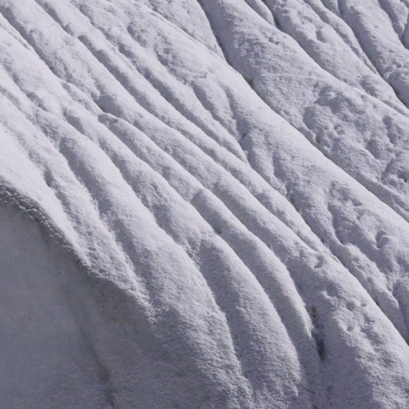 Particolare della morfologia e dei giochi di luce sul ghiacciaio del Baltoro - Foto Carlo Alberto Garzonio - Riproduzione riservata