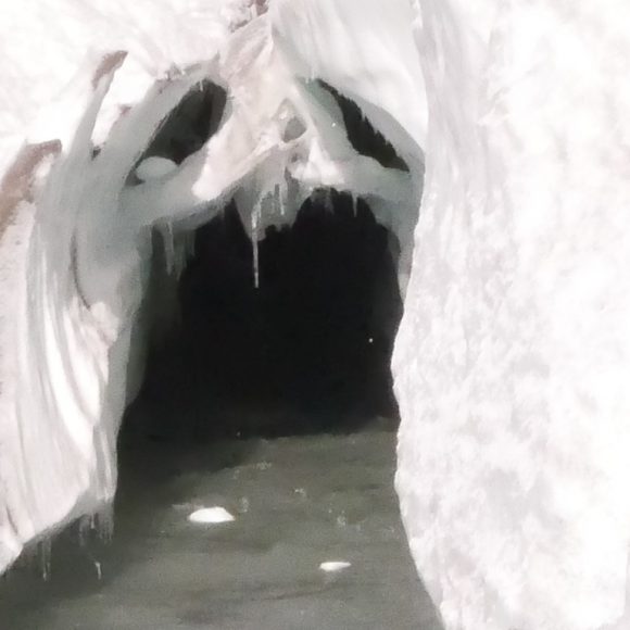 Porta d'uscita del canale sotterraneo del fiume Baltoro, affluente dell'Indo - Foto Carlo Alberto Garzonio - Riproduzione riservata