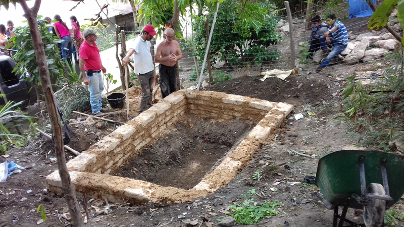 Cantiere didattico per la costruzione di sistemi di water harvesting da tetto con materiali locali - Prof. Antonio Giacomin (Regione del Corridor Seco, Guatemala)