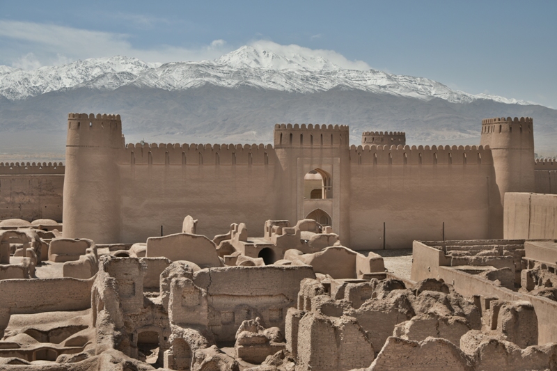 Il castello di Rayen con il massiccio di Hazaran (monti Zagros) sullo sfondo