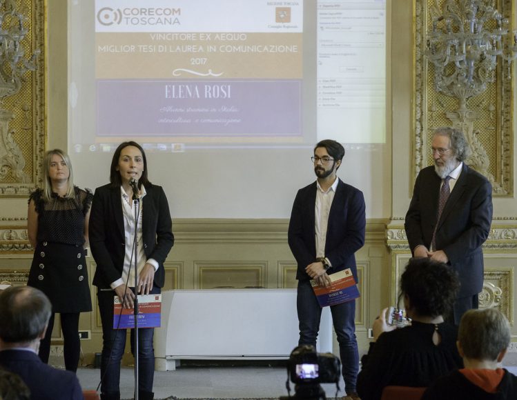 Elena Rosi al microfono. Accanto a lei Elena Favillli, premiata come comunicatrice toscana dell'anno, Daniele Mu ed Enzo Brogi