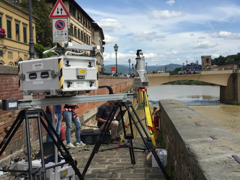 Firenze, Lungarno Torrigiani monitoraggio del cedimento della sede stradale