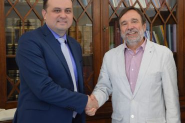 ray Oscar Eduardo Guayan Perdomo P.O.(a sinistra) stringe la mano al rettore Luigi Dei Universidad Santo Tomás