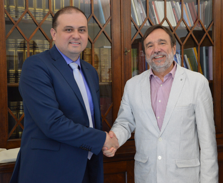 ray Oscar Eduardo Guayan Perdomo P.O.(a sinistra) stringe la mano al rettore Luigi Dei Universidad Santo Tomás