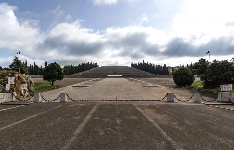 Sacrario Militare dei Caduti della Prima Guerra Mondiale di Redipuglia - Archivio fotografico 123rf.com - Riproduzione riservata foto catastrofe unità