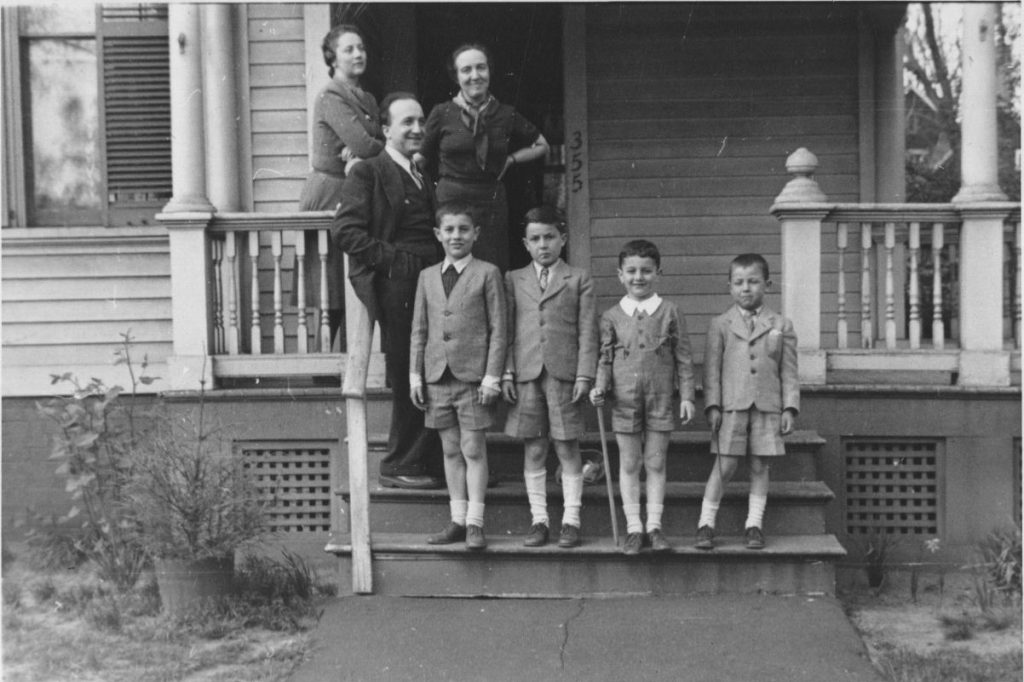 New Haven, maggio 1940. Da sinistra Bianca Finzi Contini, la cognata Renata Calabresi, il marito Massimo Calabresi. I bambini sono Paolo (Paul) Calabresi), Guido (John) Tedeschi, Guido Calabresi e Luca Tedeschi (Si ringrazia Guido Calabresi per l'autorizzazione all'utilizzo dell'immagine).