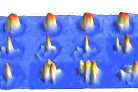 Nell’esperimento, l’evoluzione temporale (da sinistra a destra) della nuova fase con caratteristiche supersolide (riga centrale) appare tra un condensato di Bose-Einstein ordinario (riga in alto) e una già nota fase di gocce quantistiche disordinate (riga in basso). Si nota la formazione di una struttura periodica (qui nello spazio degli impulsi) fra una fase omogenea (la BEC) e una disordinata (le gocce)