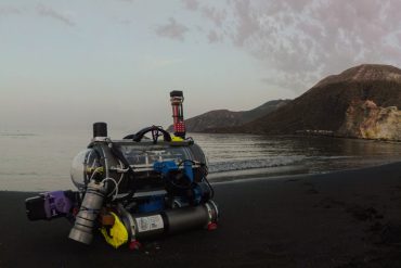 Il robot FeelHippo sulla spiaggia di Vulcano
