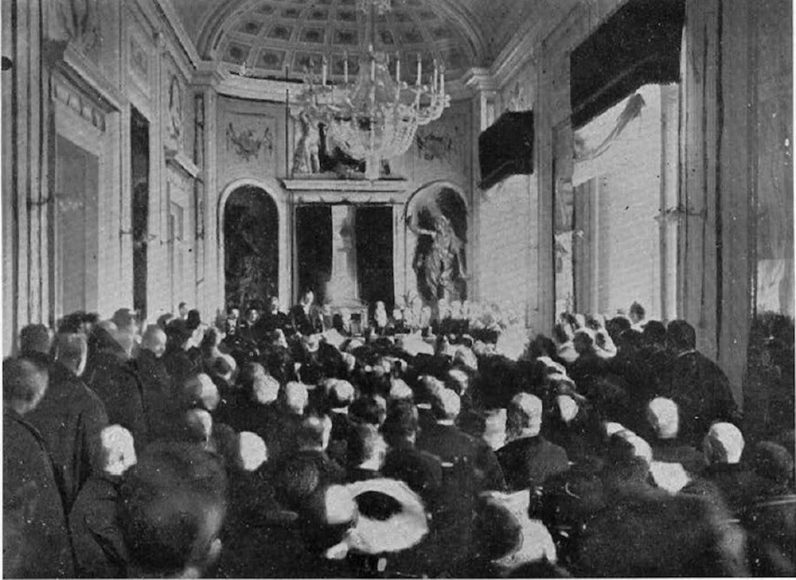 L’Aula Magna del Regio Istituto Superiore Forestale durante la cerimonia di inaugurazione, oggi Aula Magna della Scuola di Agraria dell’Università degli Studi di Firenze. (Foto tratta dalla rivista “L’Alpe – Rivista forestale italiana”, 1914, 1 (1-2) )
