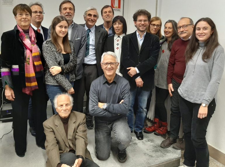 Nella foto, fra gli altri, in piedi da sinistra Vittoria Franco, vedova di de Bartolomeis,  Adriano Tomassini, Nicoletta Tardini,  il rettore Luigi Dei, Giorgio Ottaviani. Accanto a lui Antonella Nannicini. Terza da destra, Fiammetta Battaglia Paolo de Bartolomeis