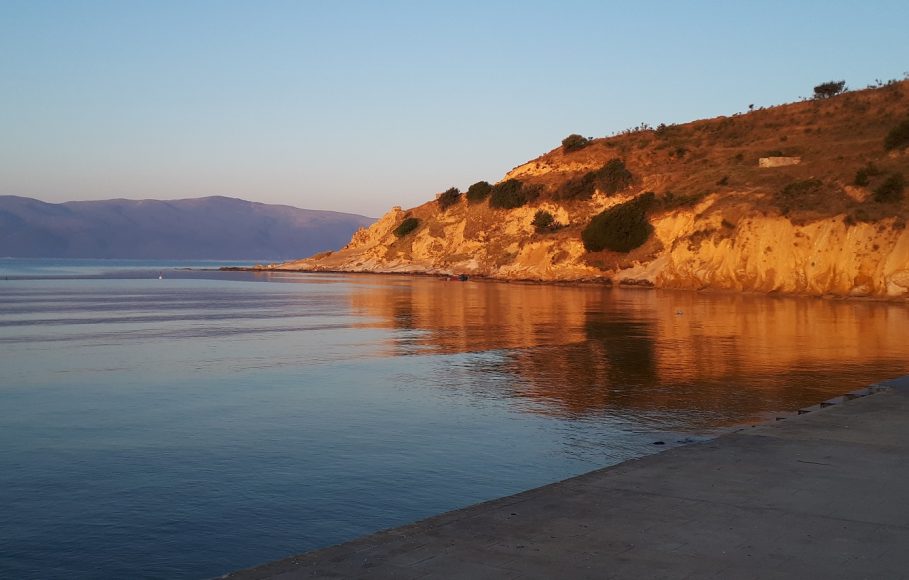 Alba sulla spiaggia di Zvërnec