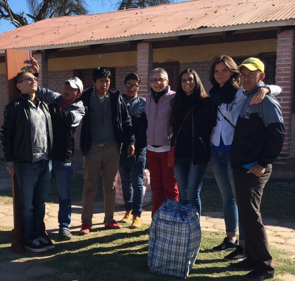 Francesca Mariotti e Martina Cecchetti (la seconda e terza da sinistra) nel Chaco boliviano