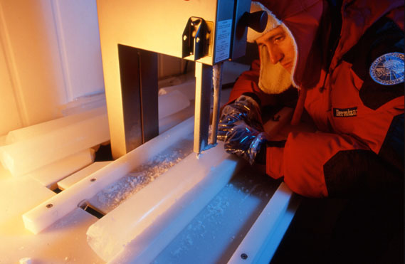 Severi impegnato nel taglio longitudinale di una carota di ghiaccio per la preparazione di un campione su cui procedere alle successive analisi chimiche