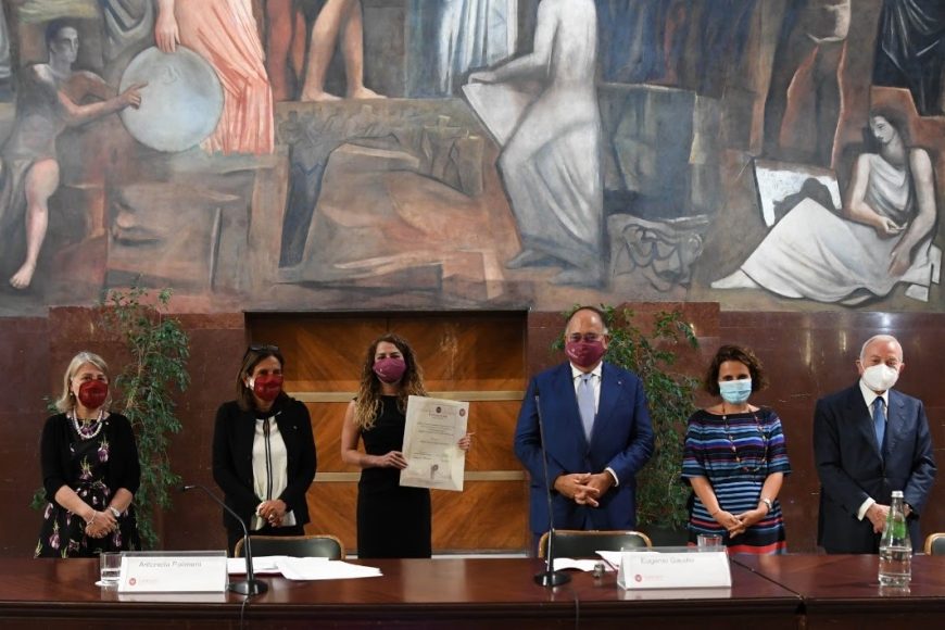 Premiazione: al centro Annunziatina Laurino fra la rettrice dell’Università La Sapienza  Antonella Polimeni ed Eugenio Gaudio presidente della Fondazione La Sapienza