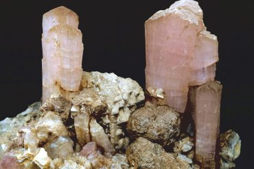 esemplare con due cristalli di elbaite rosa fascicolata