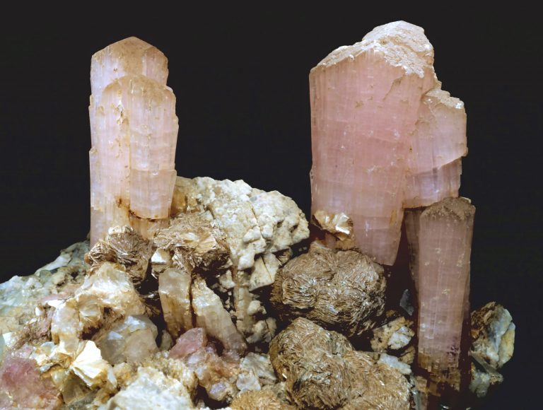 Notevole esemplare con due cristalli di elbaite rosa fascicolata