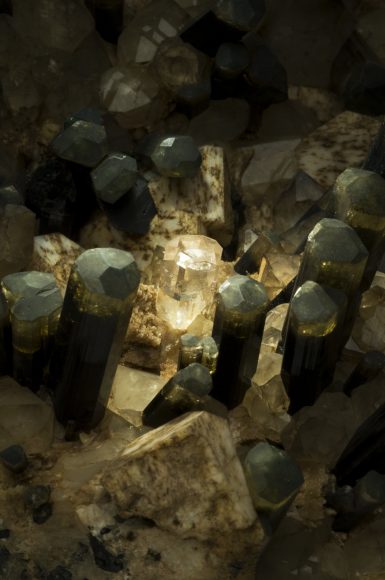Gruppo di cristalli prismatici di tormalina su matrice, al centro uno splendido cristallo di berillo (Grotta d’Oggi – collezione Roster)