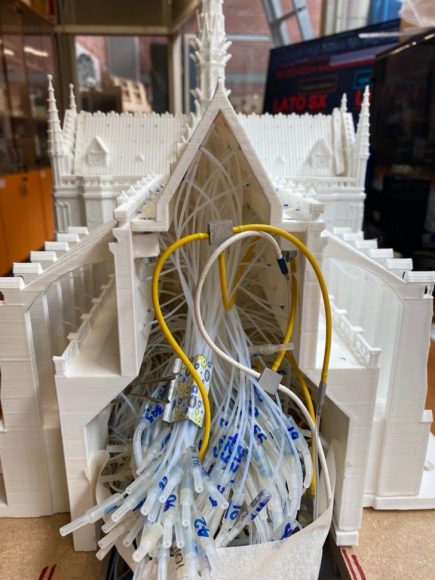 Il modello della Cattedrale di Notre-Dame di Parigi nella galleria del vento: collegamenti pneumatici all’interno del modello.