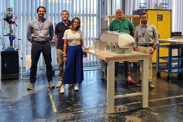 Gli studenti, Lorenzo Franchi e Irene Domina, al centro nella foto, assistono all'assemblaggio di un drone insieme al tutor universitario Luca Pugi e ai tutor aziendali, Giuseppe Mattei e Roberto Fiorenzani, durante il loro tirocinio in Sky Eye Systems. droni