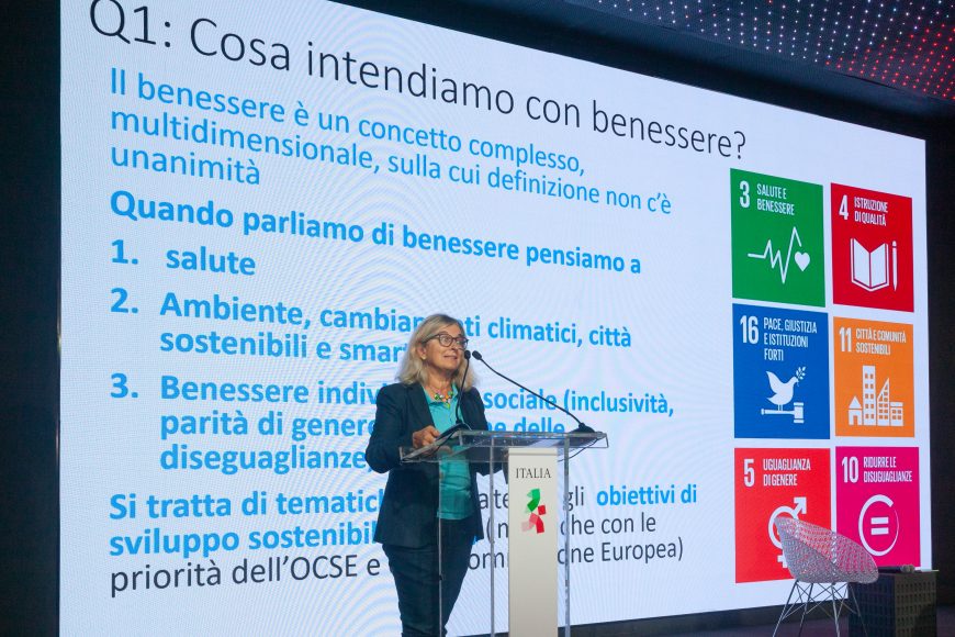 Giorgia Giovannetti nel corso del suo intervento presso il Padiglione Italia all'Expo di Dubai