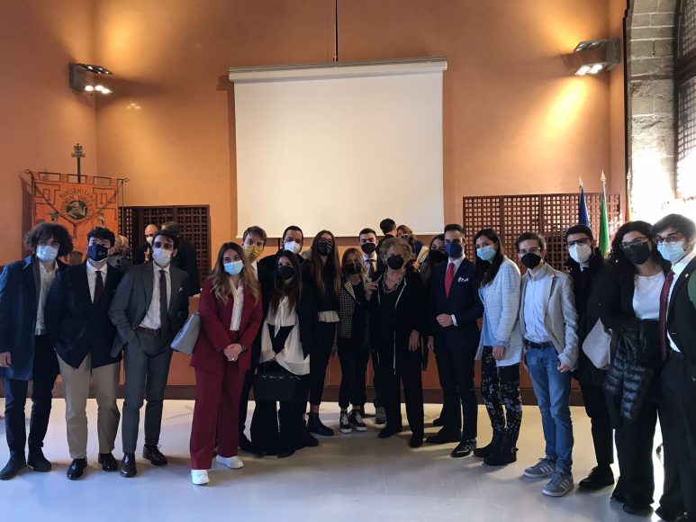 Foto di gruppo studenti con Maria Falcone