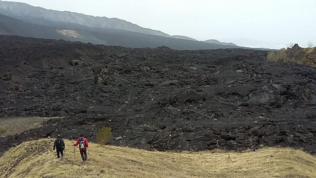 I ricercatori nella valle del Bove durante la campagna di campionamento sull’Etna