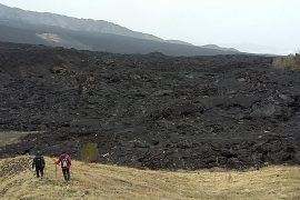 i ricercatori Riccardo Avanzinelli e Andrea Bragagni nella valle del Bove durante la campagna di campionamento sull’Etna.