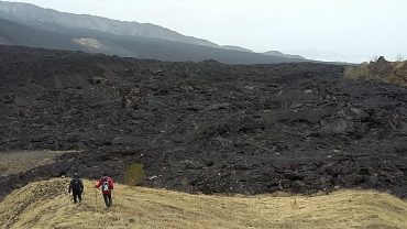 i ricercatori Riccardo Avanzinelli e Andrea Bragagni nella valle del Bove durante la campagna di campionamento sull’Etna.