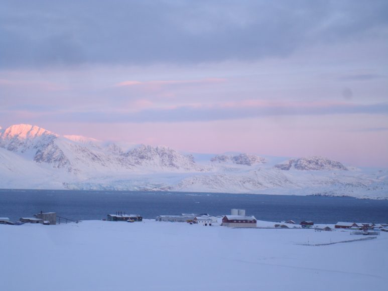 Il villaggio di Ny Alesund  visto dall'osservatorio  di Gruvebadet  - foto Mirko Severi (riproduzione riservata)