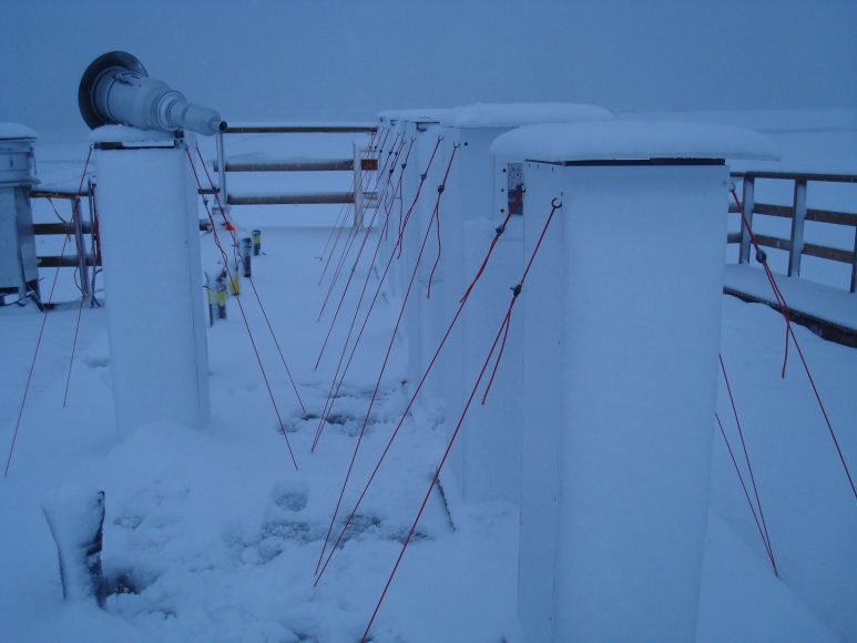 Le teste di prelievo per il campionamento dell'aerosol sul tetto dell'osservatorio di Gruvebadet   - foto Mirko Severi (riproduzione riservata)
