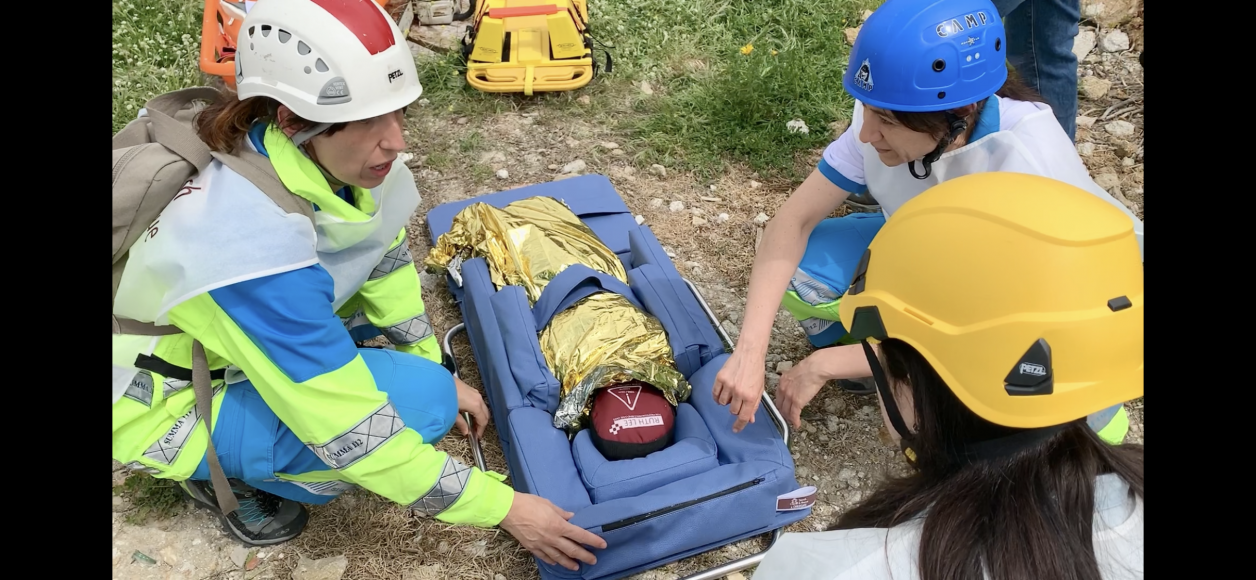 Il prototipo della barella per bambini da 0 a 3 anni testato in uno scenario di salvataggio di vittime sotto le macerie