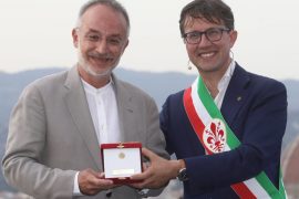 Stefano Mancuso riceve il Fiorino d'oro dal sindaco Dario Nardella