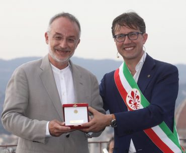 Stefano Mancuso riceve il Fiorino d'oro dal sindaco Dario Nardella