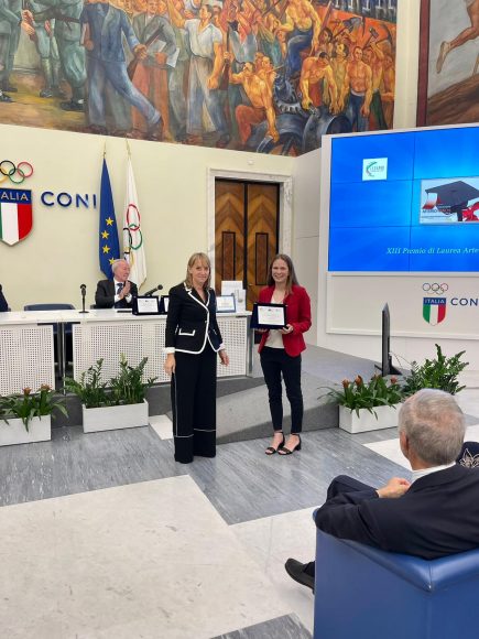 Da sinistra Maria Paola Monaco e Alessia Ceccarelli, terza classificata per i premi di laurea "Artemio Franchi"