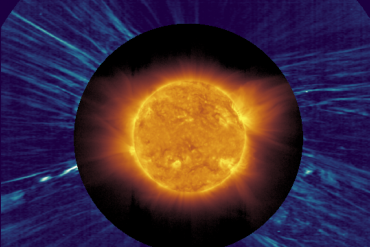 Immagine composita del Sole osservato dagli strumenti di Solar Orbiter il 25 marzo 2022. L'immagine centrale è stata presa dallo strumento Extreme Ultraviolet Imager (EUI), quella più esterna dal coronografo Metis, che mostra lo switchback (la struttura visibile nei colori blu e bianco) in basso a sinistra. Crediti: ESA & NASA/Solar Orbiter/EUI & Metis Teams and D. Telloni et al. (2022)