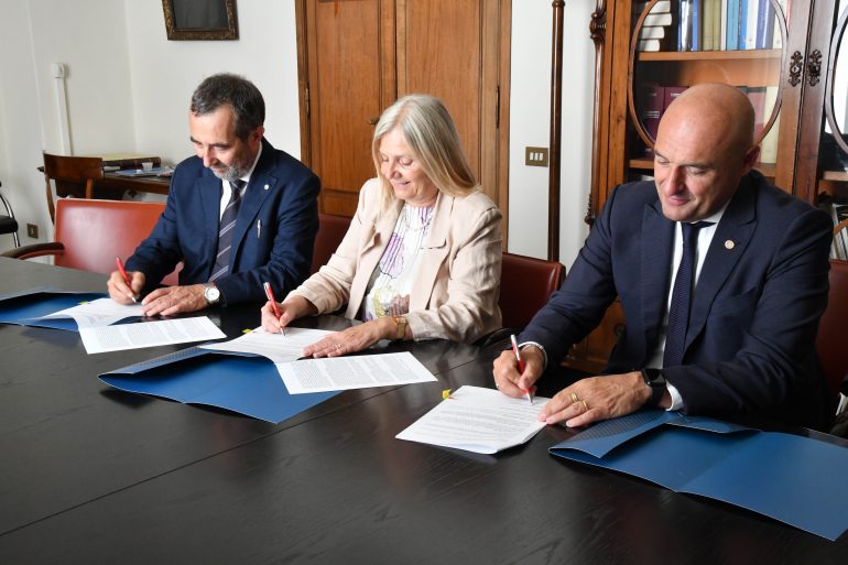 Da destra, il rettore dell'Università di Siena Francesco Frati, la rettrice dell'Università di Firenze Alessandra Petrucci, il rettore dell'Università di Pisa Paolo Mancarella