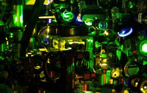 Particolare dell'apparato sperimentale: gli atomi sono raffreddati per mezzo di fasci laser e intrappolati in una cella di vetro (al centro della foto), dove avviene la simulazione quantistica"