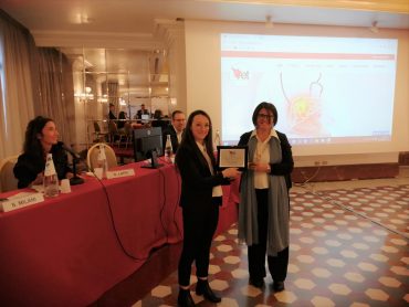 Valentina Adotti riceve una targa ricordo dalla signora Maria Martelli Romanelli