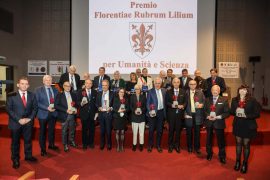 Foto di gruppo dei premiati e del comitato di onore del premio Florentiae Rubrum Lilium