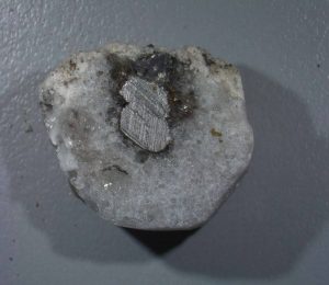 il campione di fulgurite, nella parte metallica al centro è stato individuato il nuovo quasicristallo. Foto Luca Bindi
