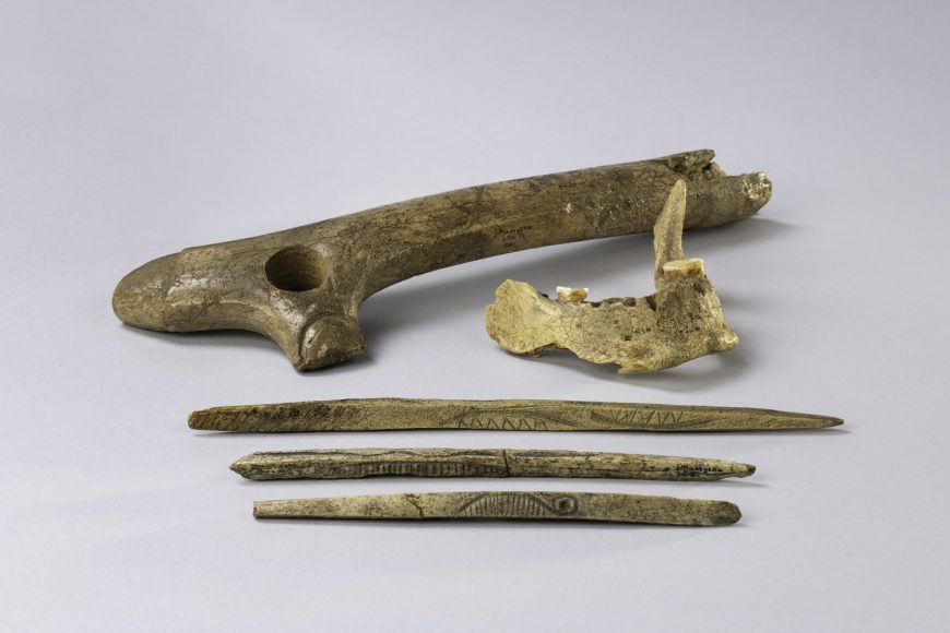 Dalla grotta Maszycka, nel sud della Polonia, una mandibola umana, manufatti in osso e corna della cultura magdaleniana, diffusa in gran parte dell'Europa tra 19.000-14.000 anni fa. (Foto Agnieszka Susuł, Paweł
Iwaszko, Dawid Piątkiewicz, Archae- ological Museum Krakow)
