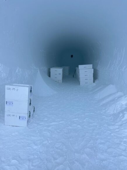 Stoccaggio presso la base Concordia delle scatole contenenti le carote di ghiaccio - foto di PNRA/IPEV