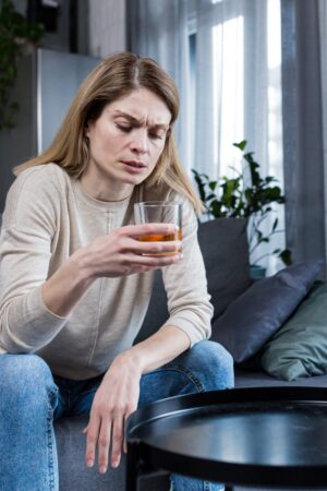 Donna con bicchiere di vino in mano