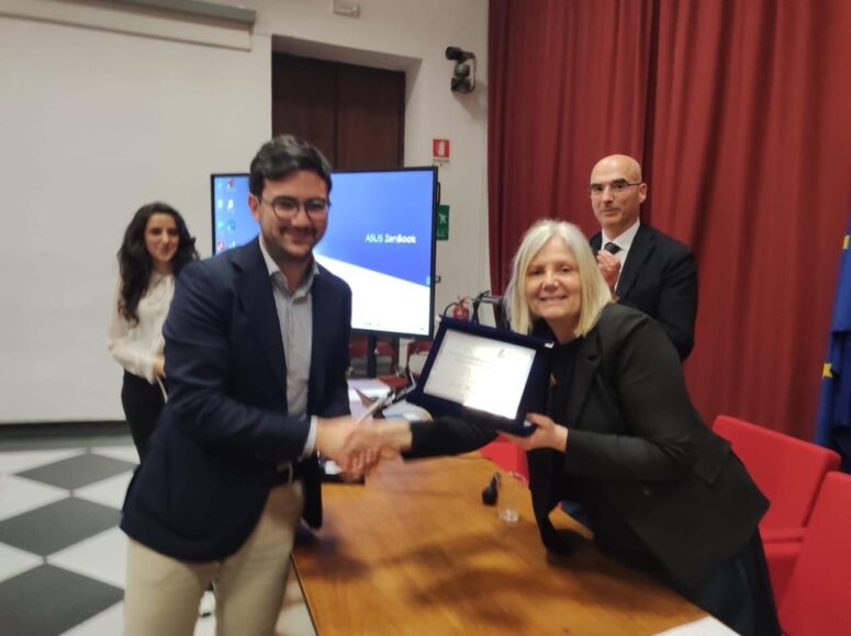 La premiazione di Giorgio Vitale con la rettrice Alessandra Petrucci