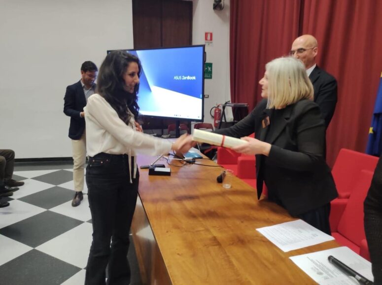 La premiazione di Silvia Menale con la rettrice Alessandra Petrucci