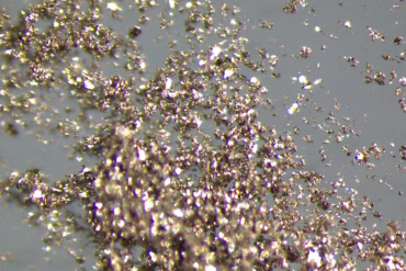 Cristalli di monchetundraite visti al microscopio