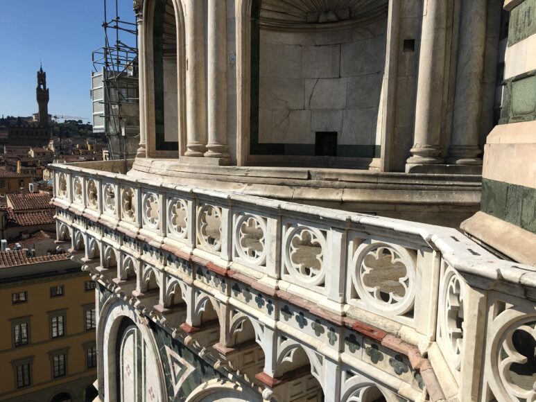 Il ballatoio del Duomo esposto a sud est (foto di Brunella Perito)