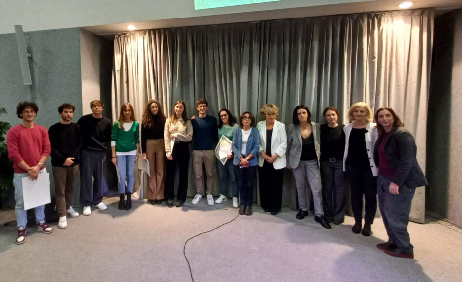 Il gruppo di studenti e studentesse che hanno partecipato al concorso. Al centro Pini, alla sua destra, Donatella Lippi, l'assessora all'Università e ricerca del Comune di Firenze Elisabetta Meucci e le componenti della giuria