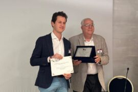 Simone Cappelli riceve da Giacomo Laffi il Premio in memoria di Roberto Giulio Romanelli