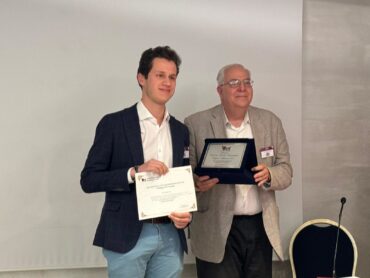 Simone Cappelli riceve da Giacomo Laffi il Premio in memoria di Roberto Giulio Romanelli